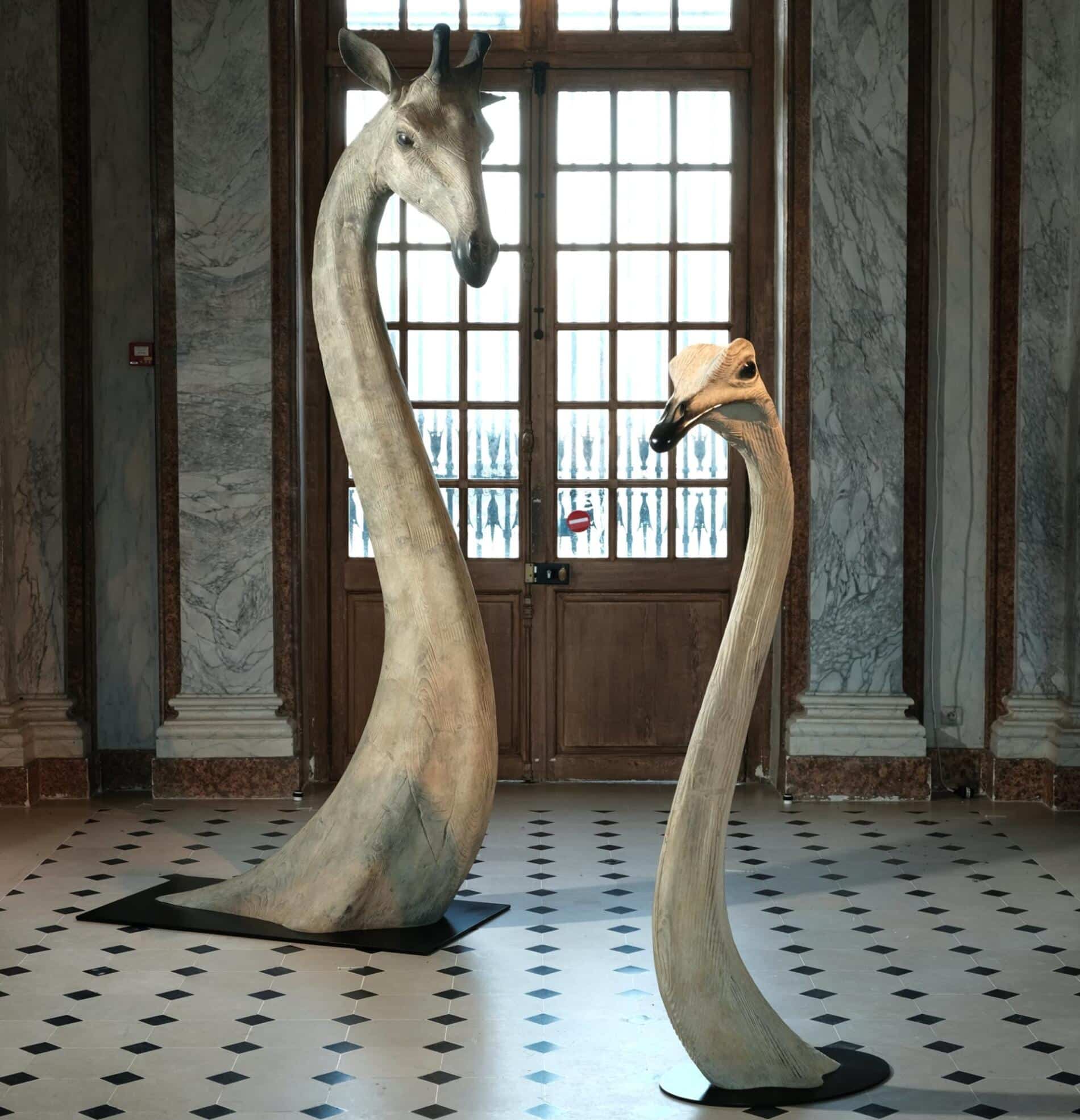 Quentin Garel escultura inmensa de animales kirafa y avestruz