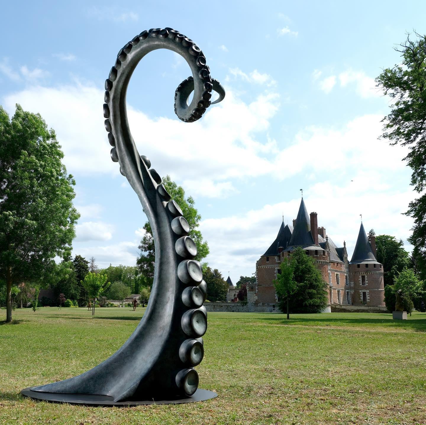 Quentin Garel escultura inmensa de animales pulpo