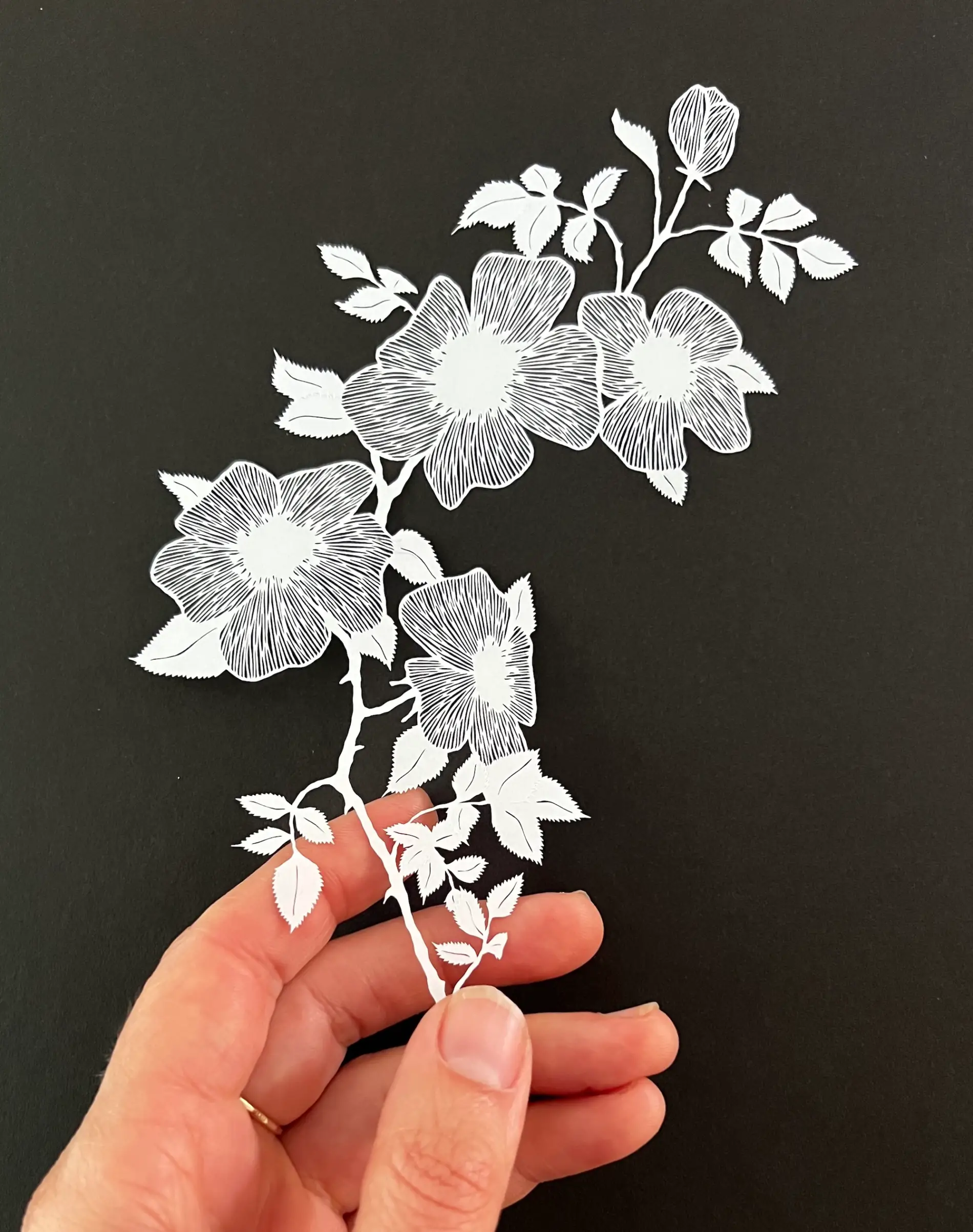 Maude White escultura de papel flores