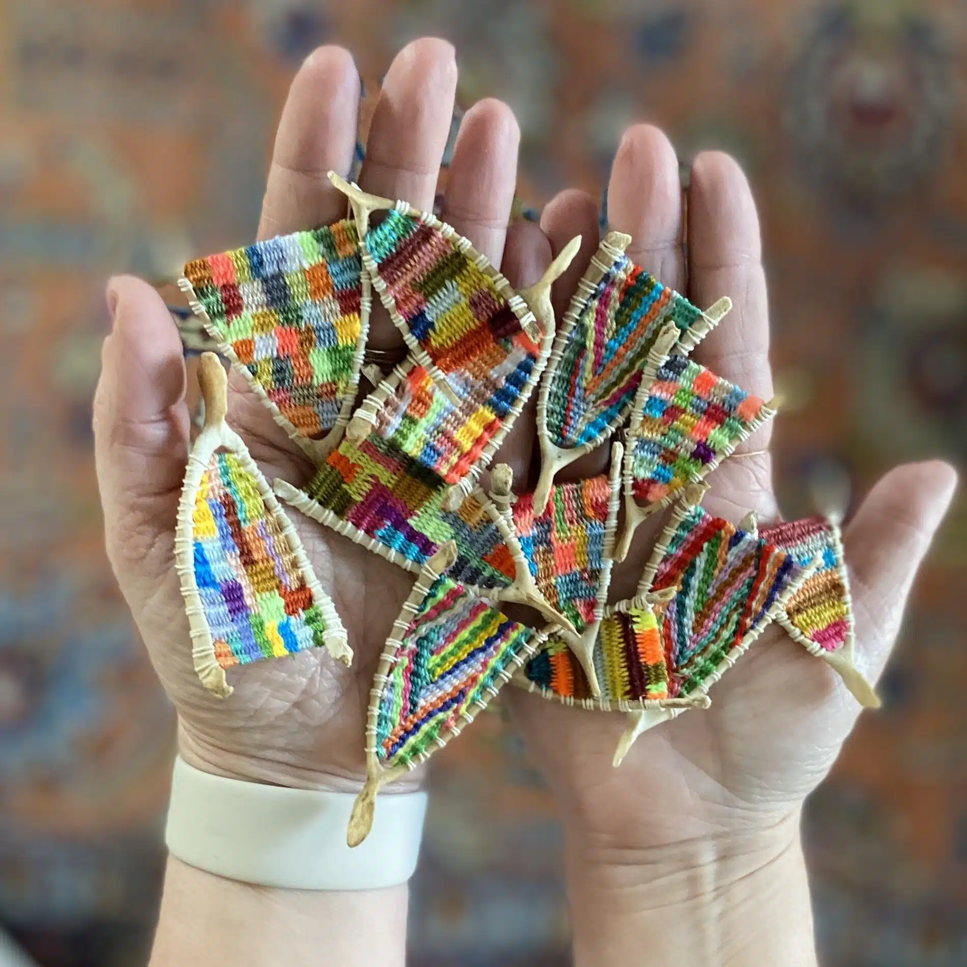 Kaci Smith coloridos telares amuletos con hueso de la suerte