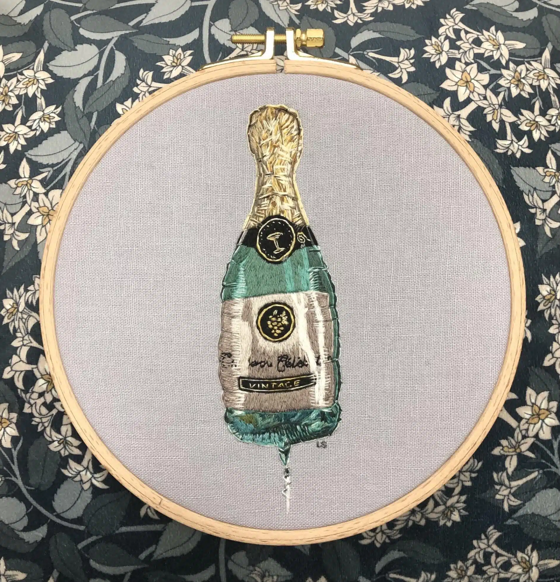 Lucy Simpson bordados fotorealistas champan