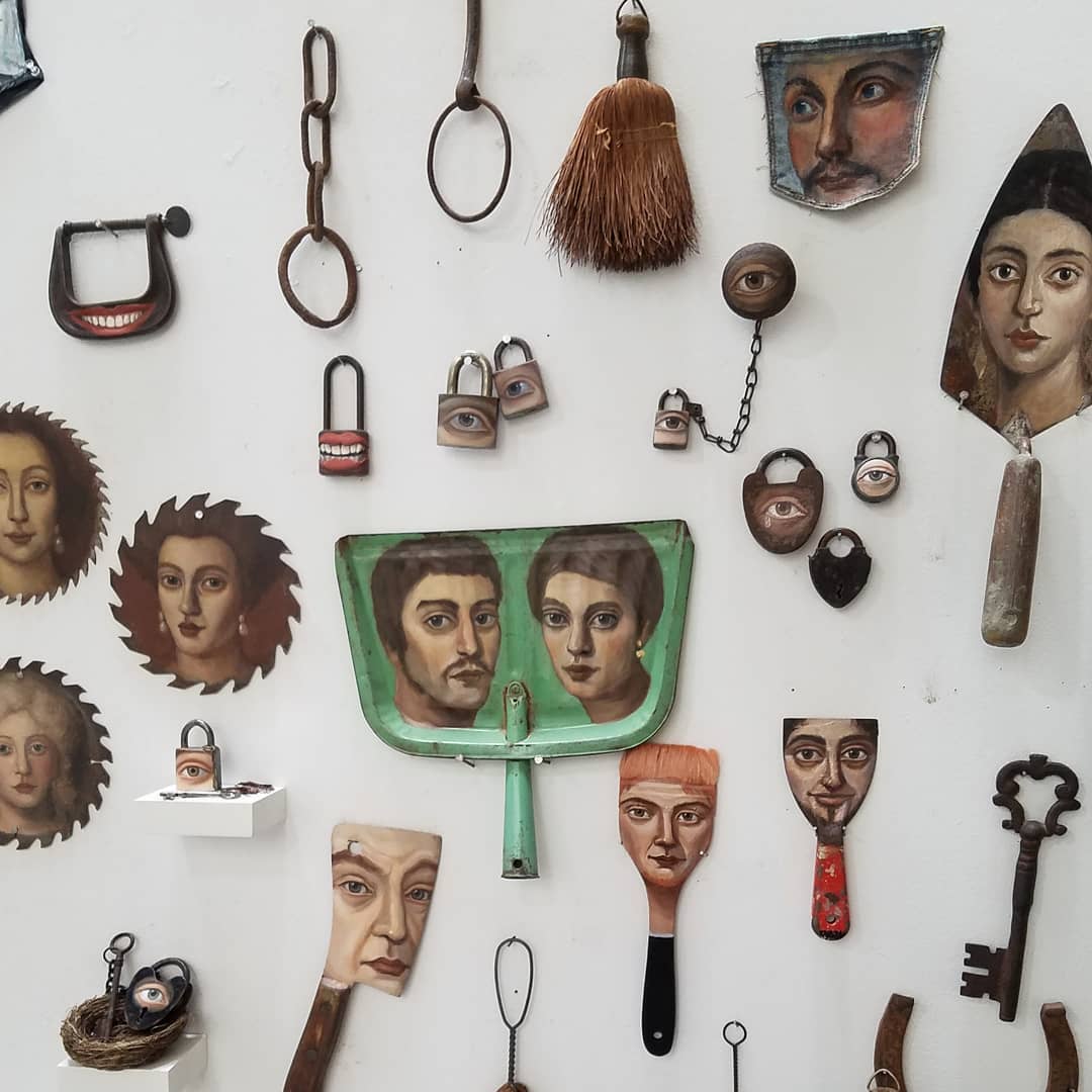 Alexandra Dillon retratos sobre utensilios encontrados brochas pared