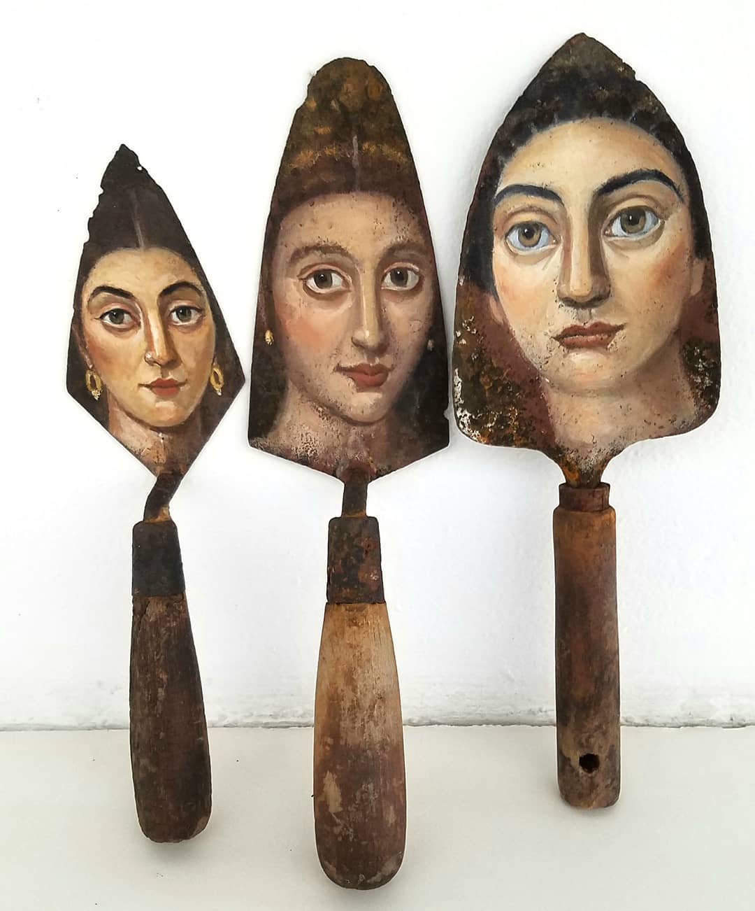 Alexandra Dillon retratos sobre utensilios encontrados palas