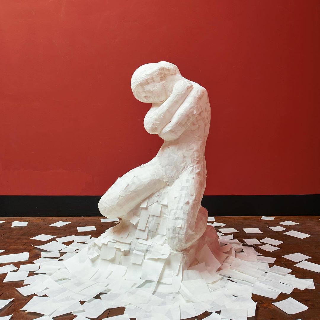 Escultura de una mujer heca con papel por peter callesen