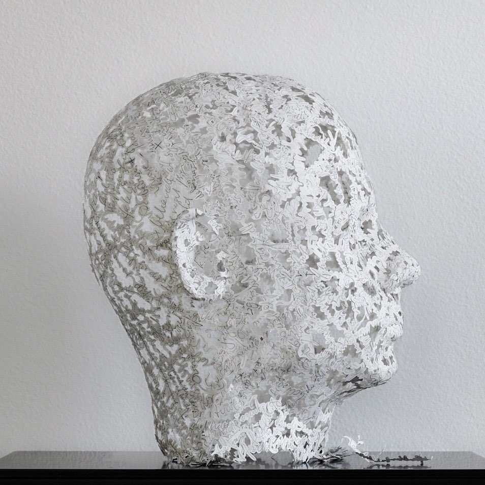 Cabeza de humano hecha con papel por Peter callesen