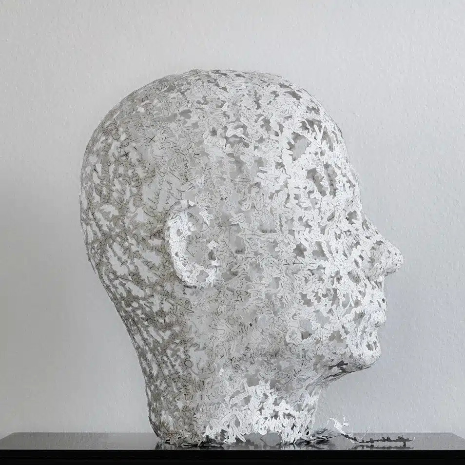 Cabeza de humano hecha con papel por Peter callesen