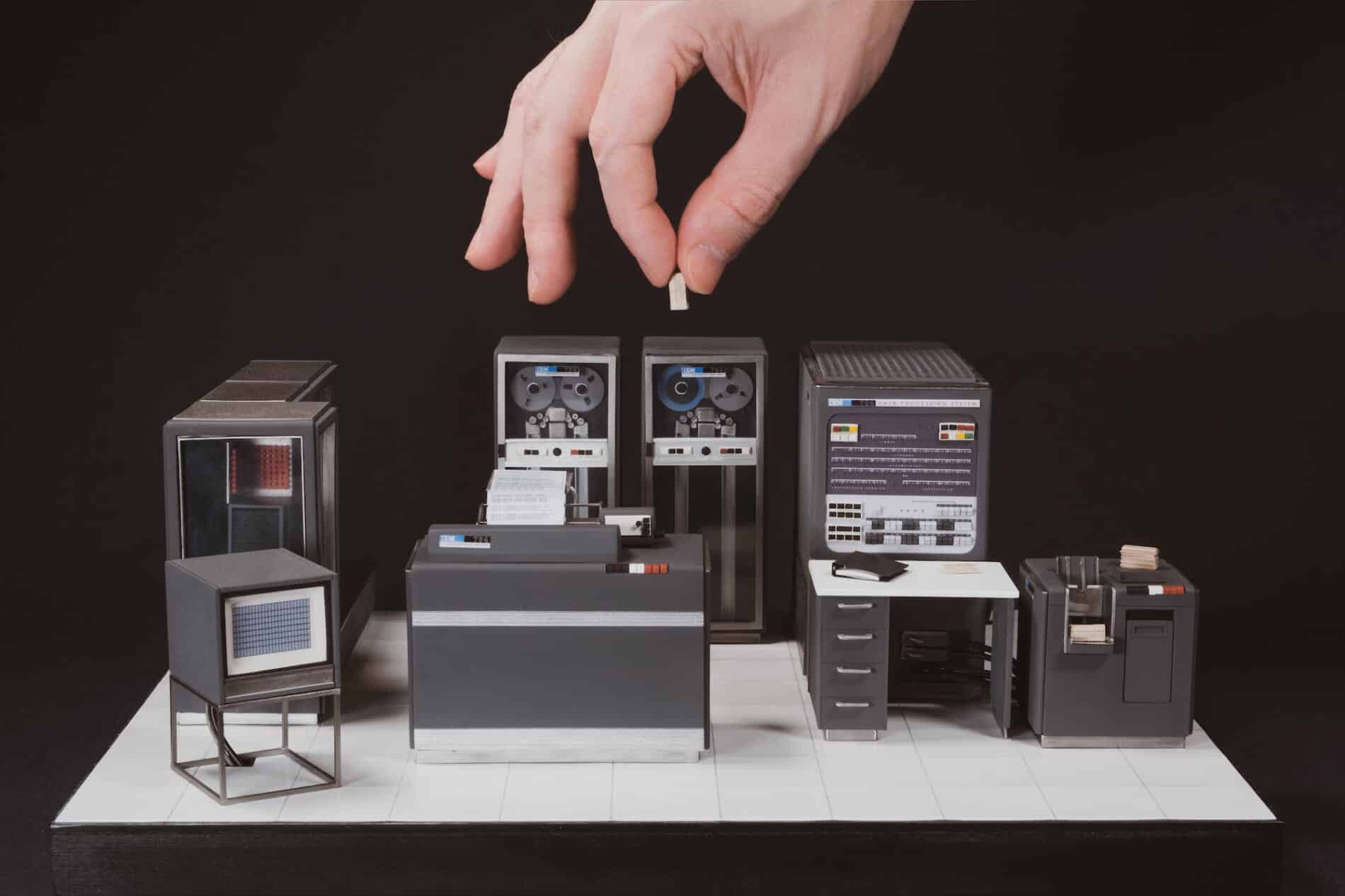 miniatua IBM 704