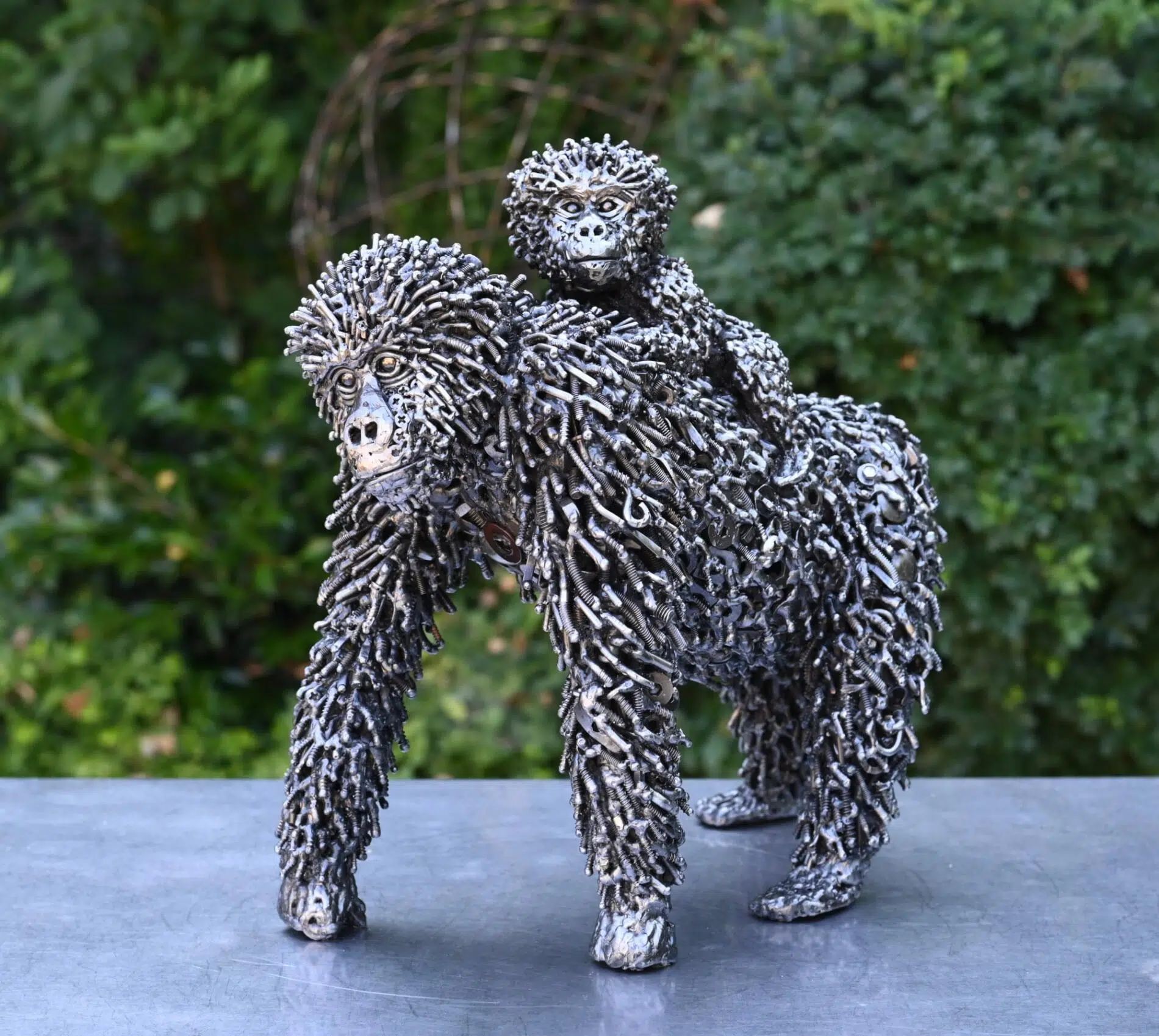 Brian Mock escultura de metal gorilas