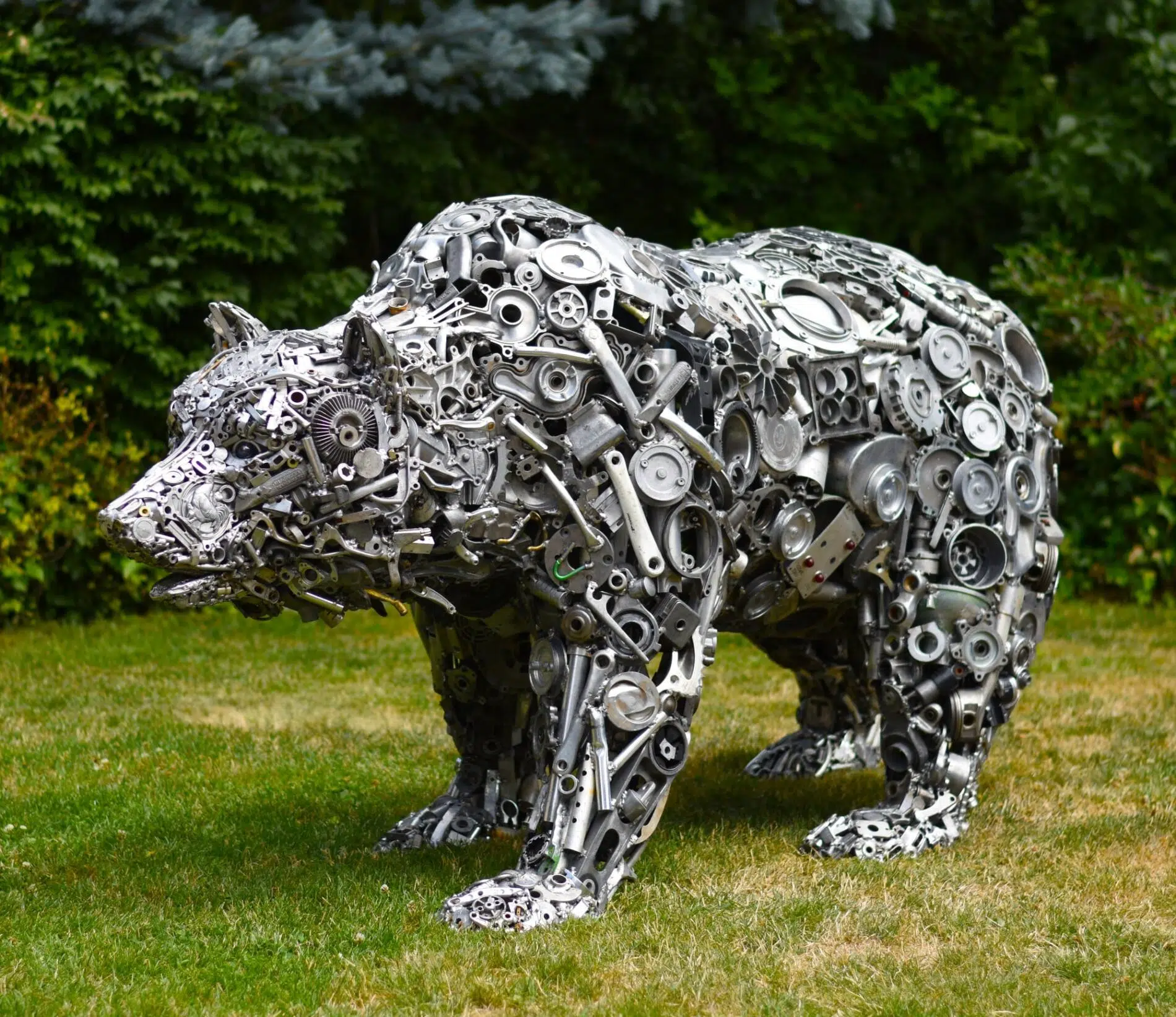 Brian Mock escultura de metal oso