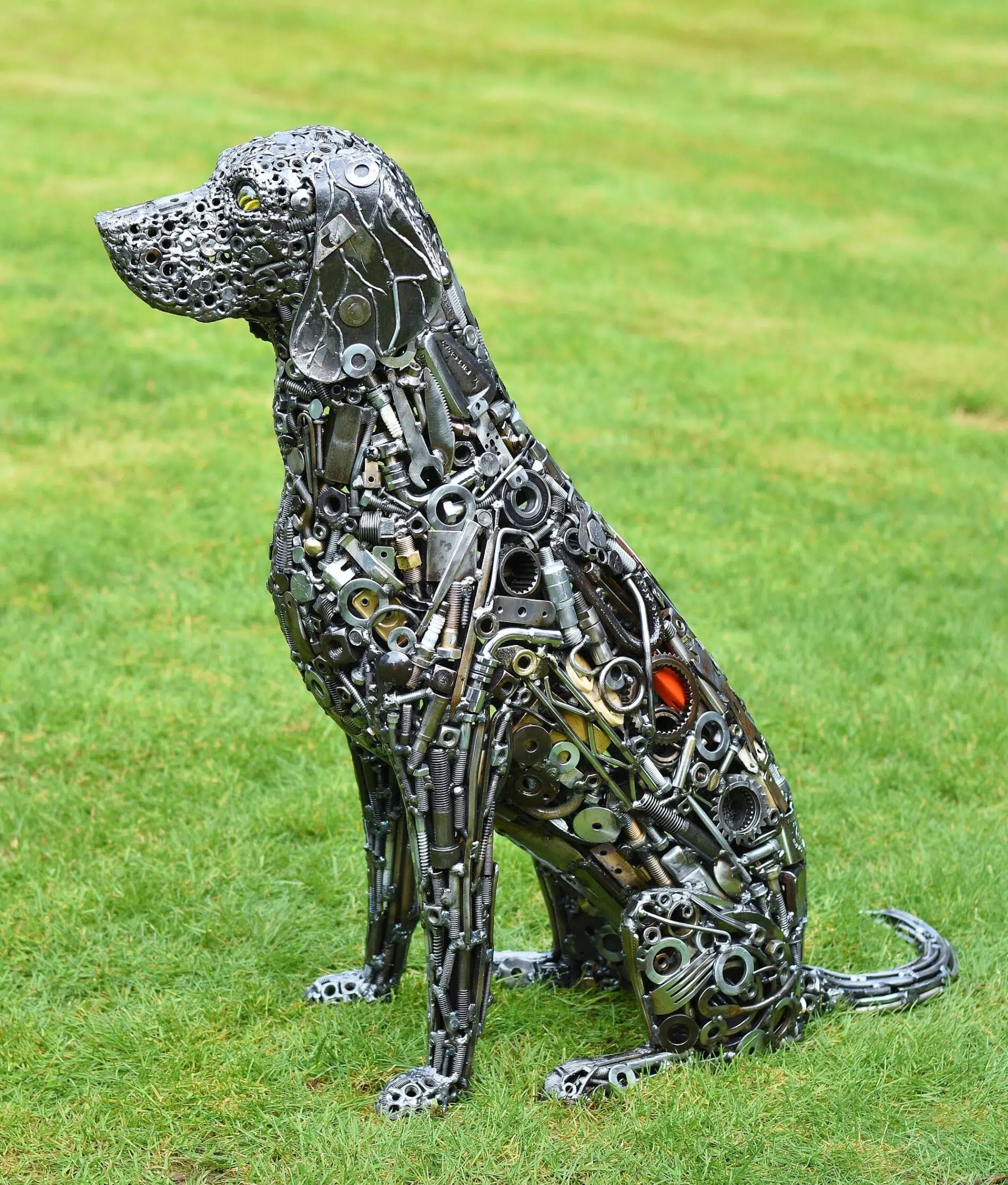 Brian Mock escultura de metal perro