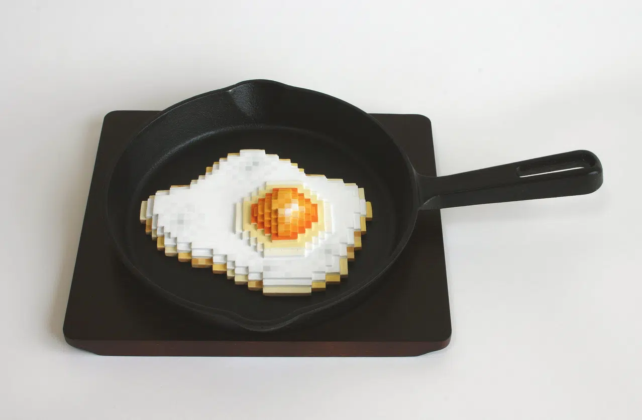Toshiya Masud escultura pixelada guevo frito