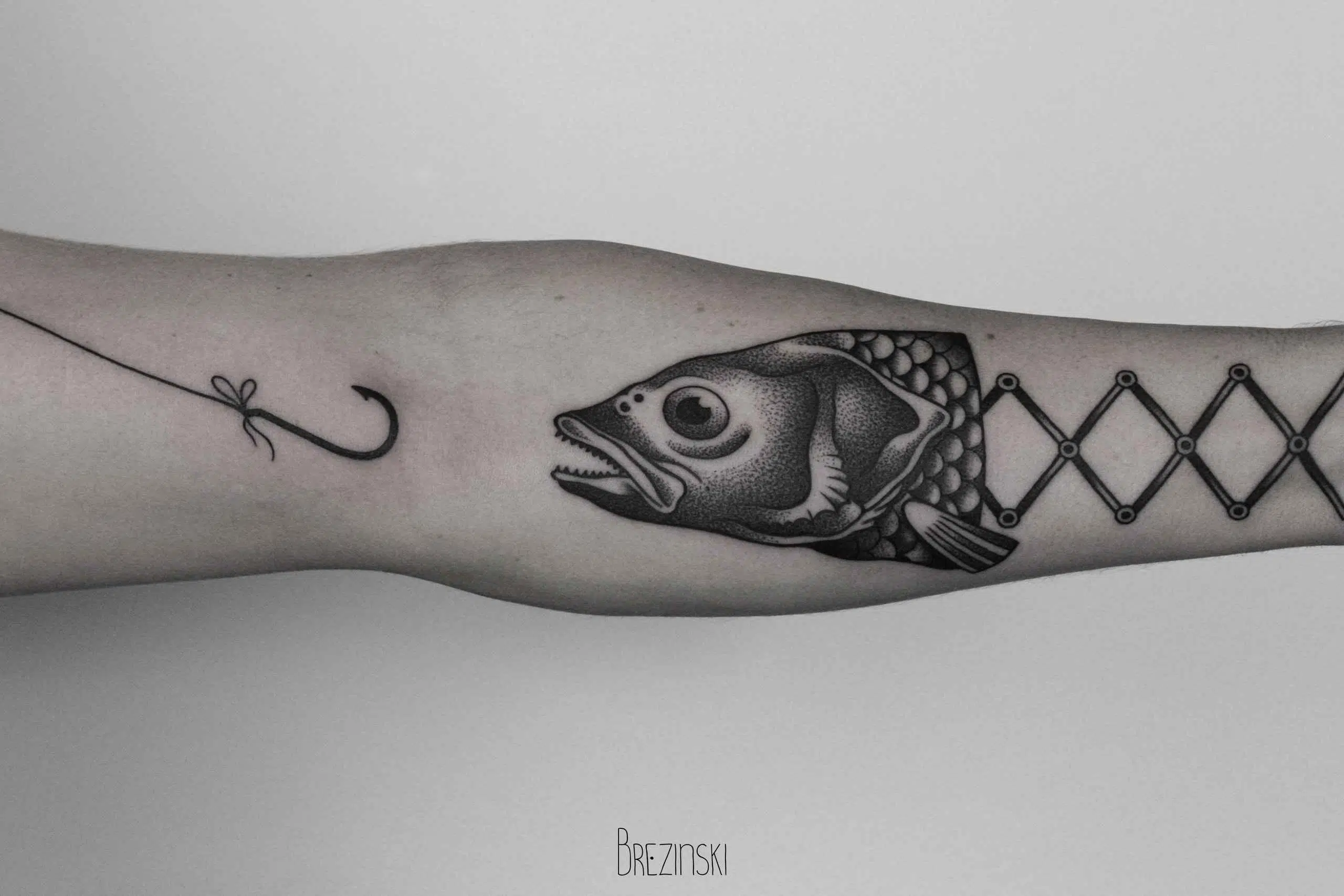 Ilya Brezinski tatuaje pez ansuelo