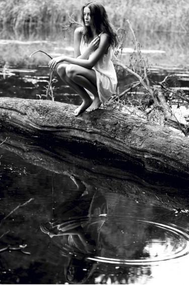 foto de moda de una chica sobre un tronco de madera